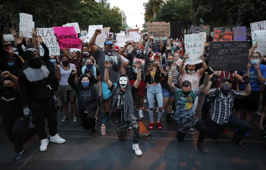 EEUU: Prevén pico de contagios por protestas masivas