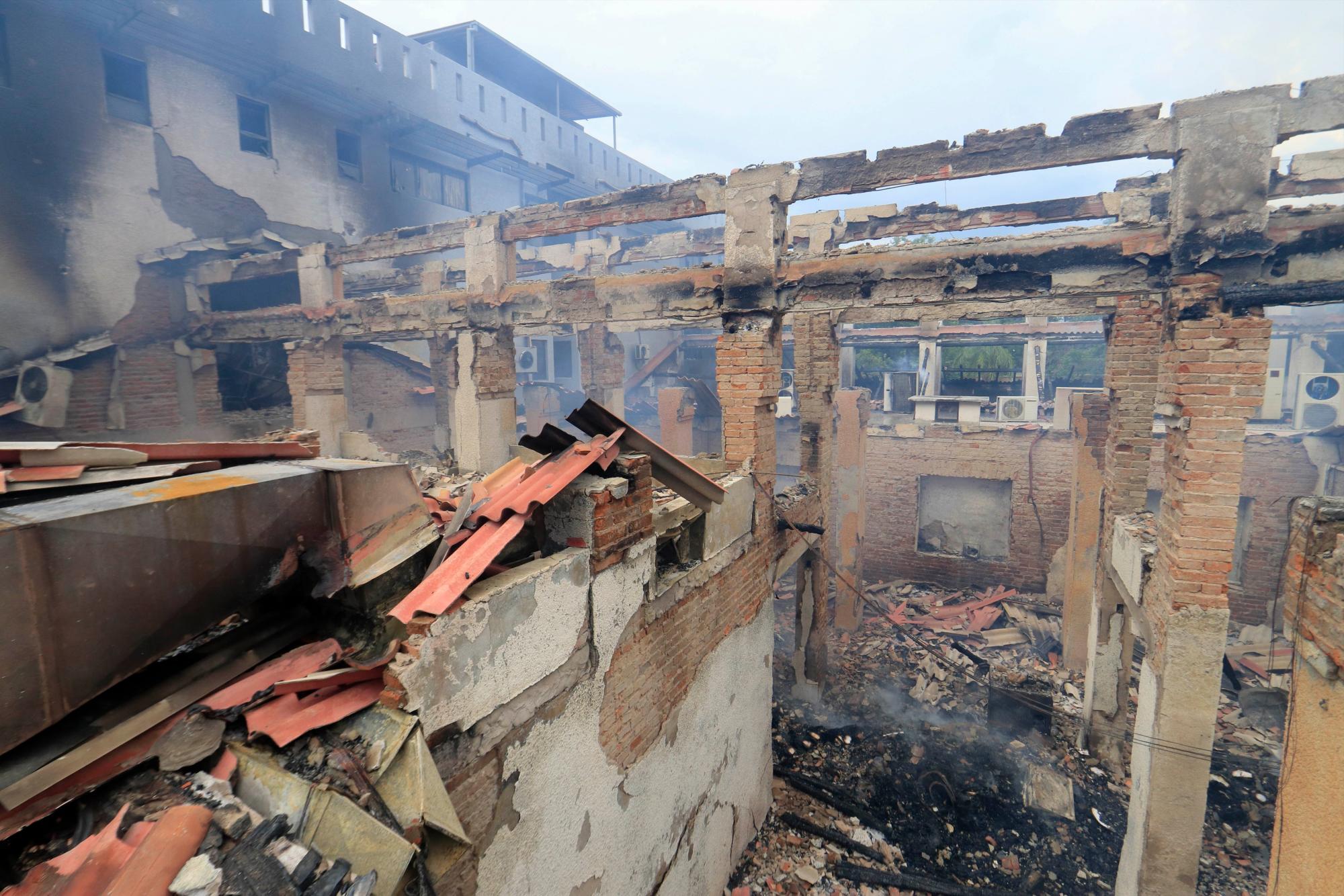 Imagen este miércoles de los daños que dejó un incendio causado por desconocidos en el edificio del Tribunal Departamental Electoral y del Servicio de Registro Cívico en Santa Cruz (Bolivia).