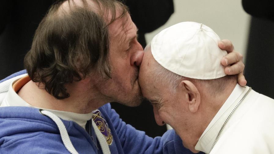 Hombre sorprende al papa, le planta un beso en la frente