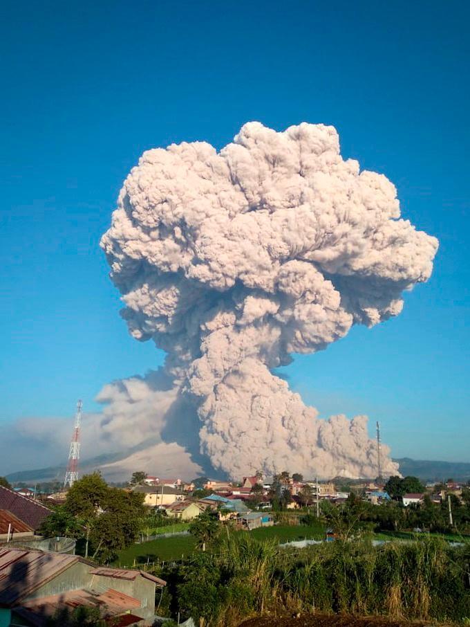 El volcán indonesio Sinabung emite columna de humo de cinco mil metros de altura