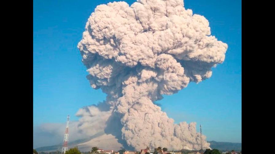 El volcán indonesio Sinabung emite columna de humo de cinco mil metros de altura