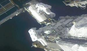 Astronautas preparan la EEl para nuevas placas solares