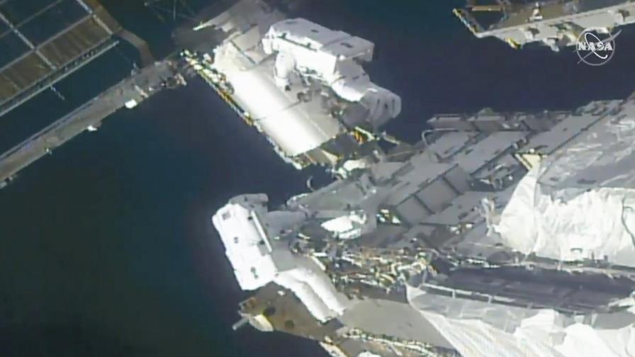 Astronautas preparan la EEl para nuevas placas solares Astronautas preparan la EEl para nuevas placas solares
