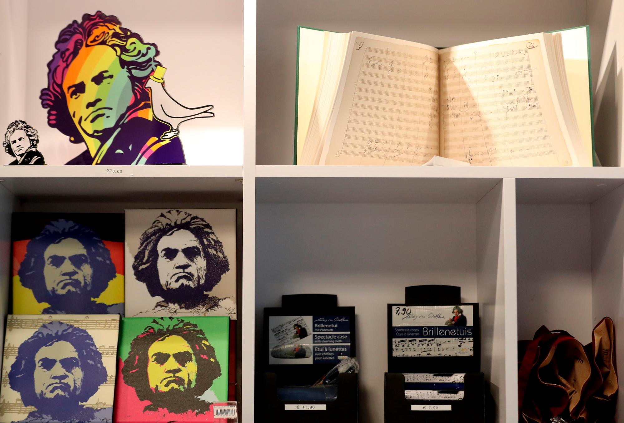 Recuerdos y mercancías con el retrato del compositor alemán Ludwig van Beethoven son vistos en una tienda de recuerdos en la ciudad natal de Beethoven, Bonn, Alemania, el 13 de diciembre de 2019. 
