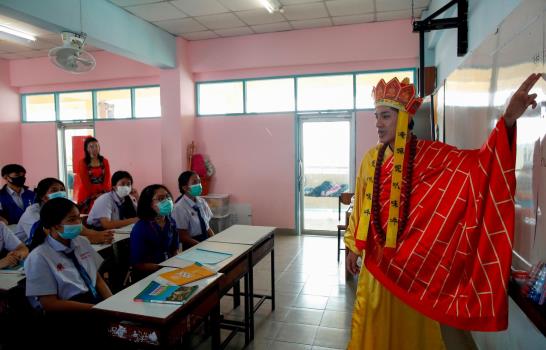 Profesores en Tailandia se disfrazan para alentar estudiantes en pandemia