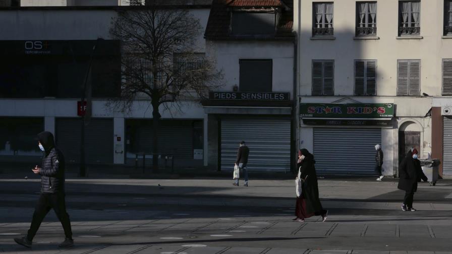 Inmigrantes parisinos: Difícil acceso a vacuna contra COVID