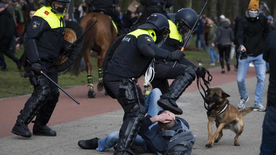 Surgen protestas en Holanda contra restricciones antivirus