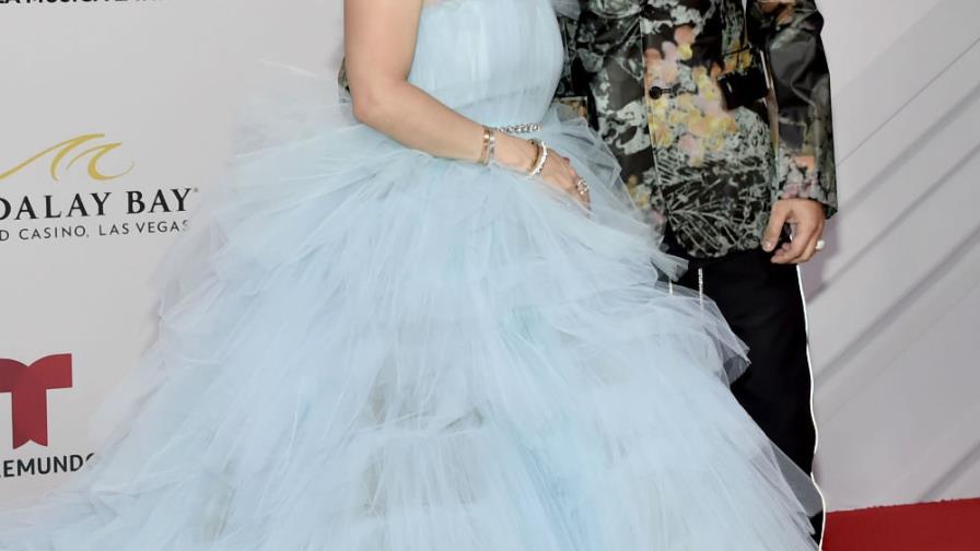 El brillo y transparencias dominan la alfombra roja de los Billboard latinos