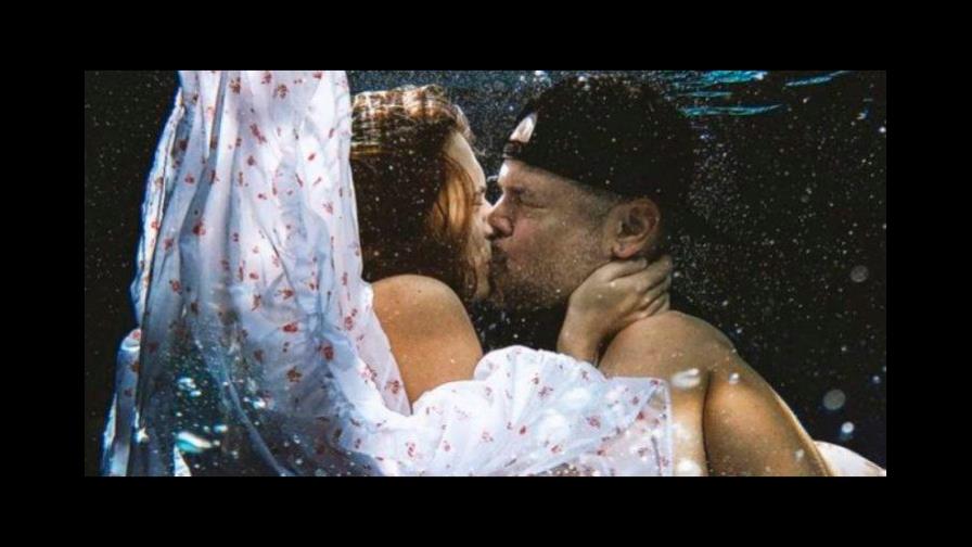 Puertorriqueños se unen a una cadena de besos y recrean el video de Residente