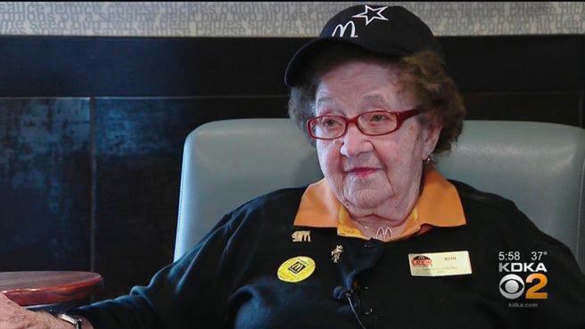 La historia de la mujer de 99 años que trabaja en un restaurante de comida rápida 