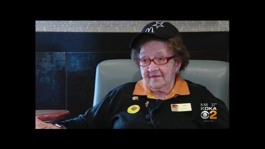 La historia de la mujer de 99 años que trabaja en un restaurante de comida rápida La historia de la mujer de 99 años que trabaja en un restaurante de comida rápida