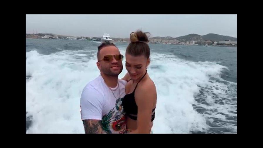 Llenan de insultos a modelo tras vinculación con el cantante Nacho 