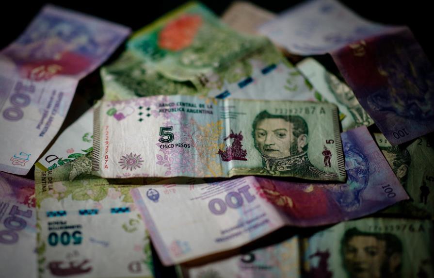 El billete de cinco pesos, la última víctima de la inflación en Argentina