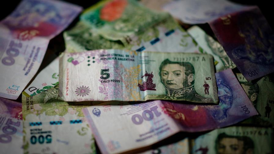 El billete de cinco pesos, la última víctima de la inflación en Argentina