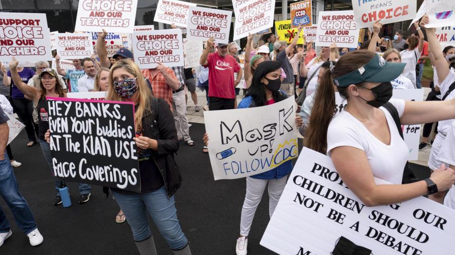 Encuesta AP: muchos apoyan el uso obligatorio de mascarillas