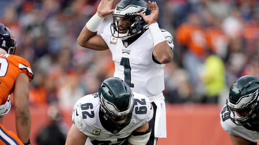 Eagles se apoyan en su defensiva para vencer a Broncos