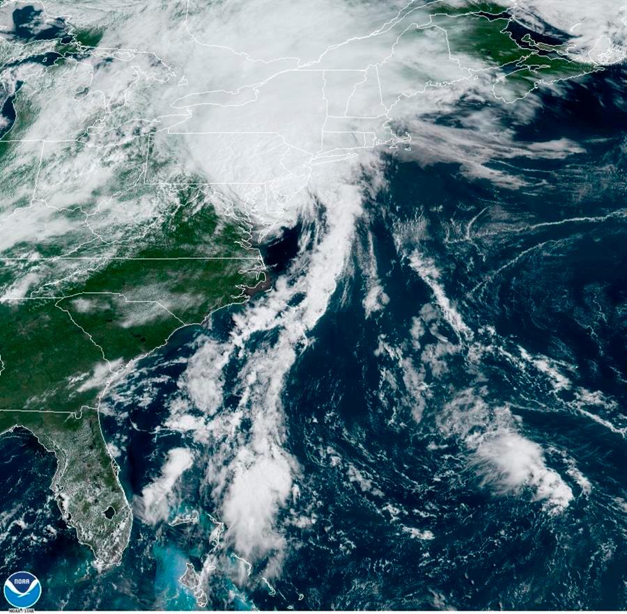 Fotografía cedida por la Administración Nacional Oceánica y Atmosférica (NOAA) de Estados Unidos por vía del Centro Nacional de Huracanes (NHC) donde se muestra la localización del huracán Isaías este martes a la 11:26 hora local.