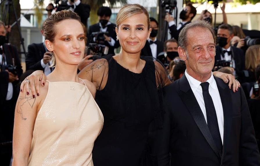 Julia Ducournau recibe la Palma de Oro de Cannes por Titane