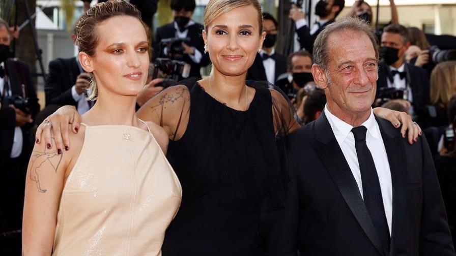 Julia Ducournau recibe la Palma de Oro de Cannes por Titane