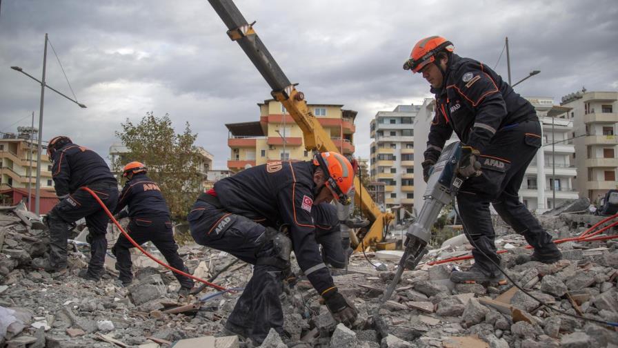 Albania reduce labores de búsqueda por sismo; hay 49 muertos