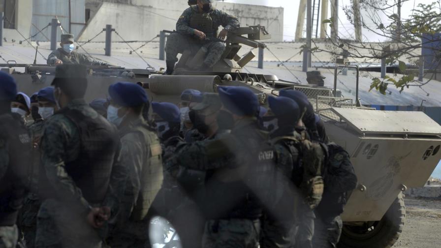 Presos en cárcel de Ecuador reciben a disparos a policías