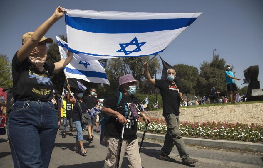 Trancan carreteras israelíes en protesta por restricciones