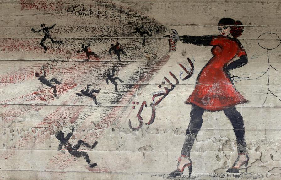 Policía de Egipto arresta a siete jóvenes por presunto acoso sexual a una joven