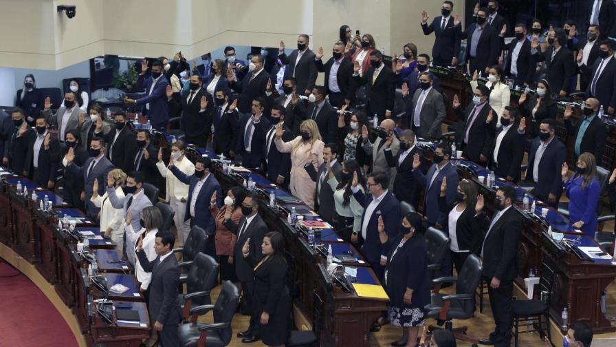 Nueva Asamblea de El Salvador destituye a magistrados