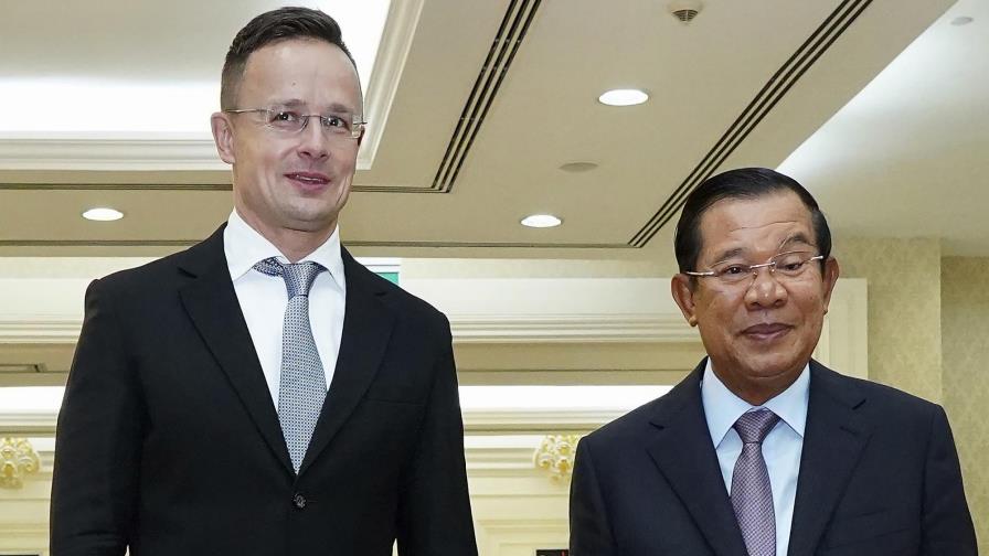 Ministro húngaro da positivo al virus al llegar a Tailandia