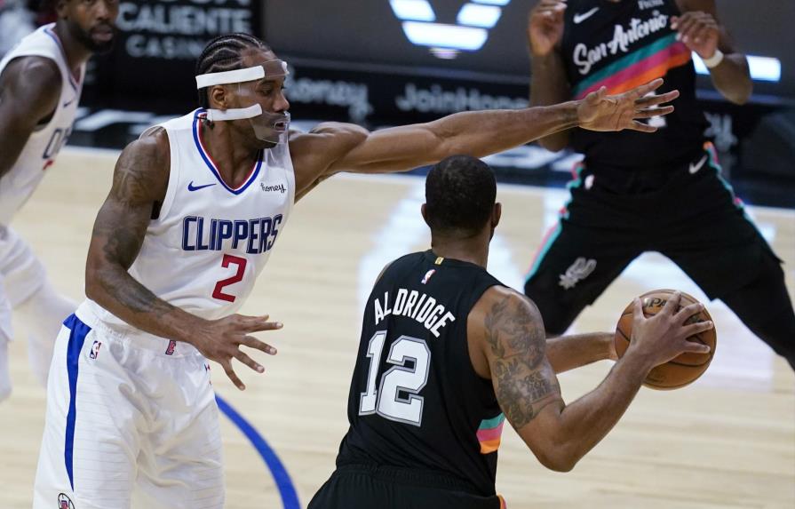 Spurs frenan racha de derrotas venciendo a Clippers 
