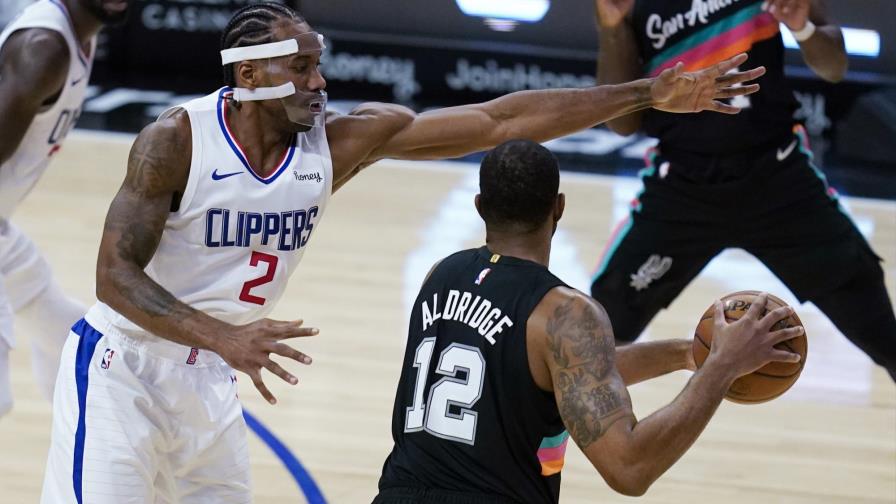 Spurs frenan racha de derrotas venciendo a Clippers 