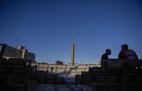 Gómez y el VAR salvan a Uruguay, que vence 2-1 a Chile