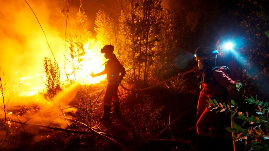 Más de 63,000 afectados en España por dos grandes incendios forestales
