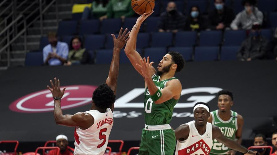 Tatum anota 40 y los Celtics vencen 126-114 a los Raptors