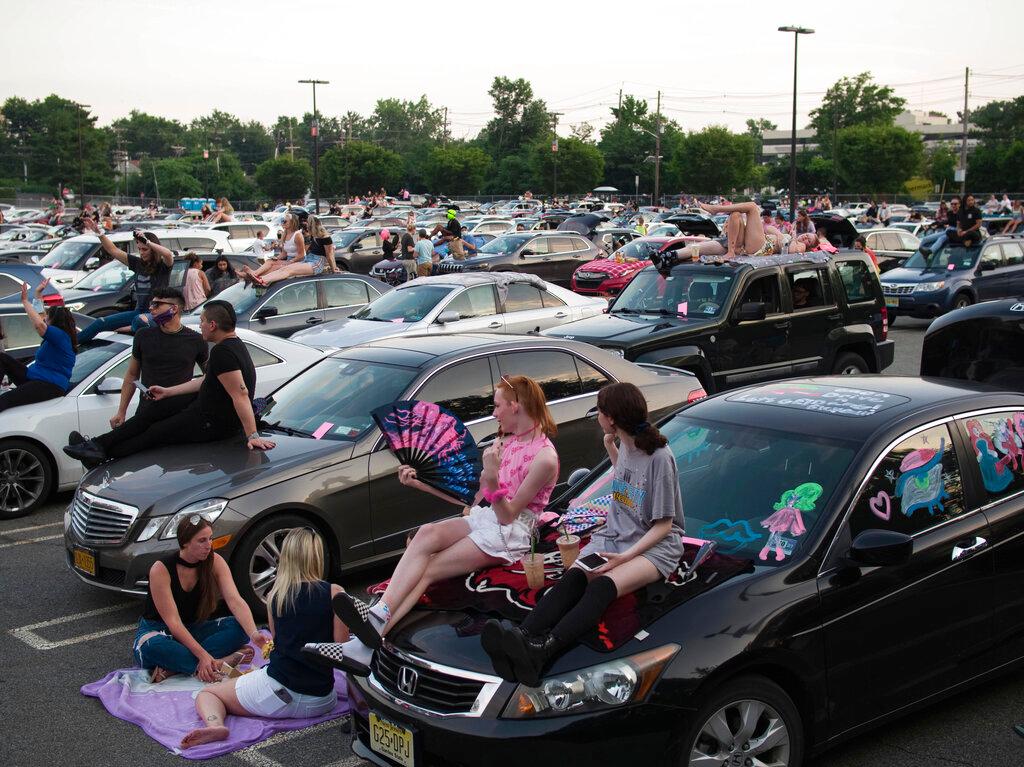 Decenas de personas disfrutan de un espectáculo de travestis en el estacionamiento del Westfield Garden State Plaza, un centro comercial de Paramus, Nueva Jersey. 