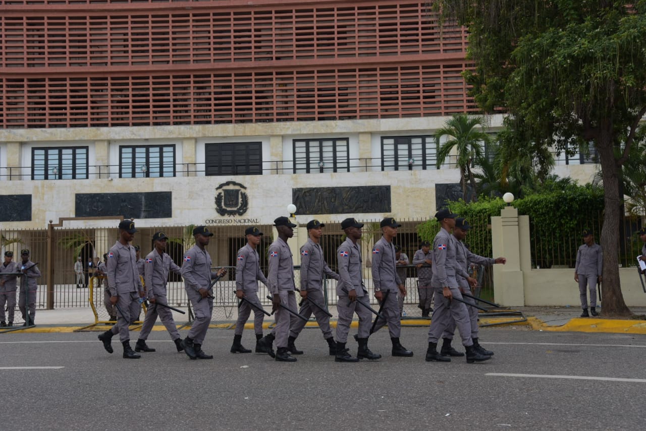 Patrullas policiales a pie se mantienen activas frente al edificio del Congreso Nacional.