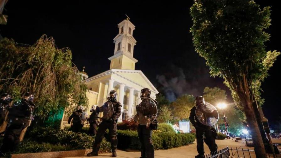 Se incendia iglesia al lado de la Casa Blanca durante protestas en Estados Unidos