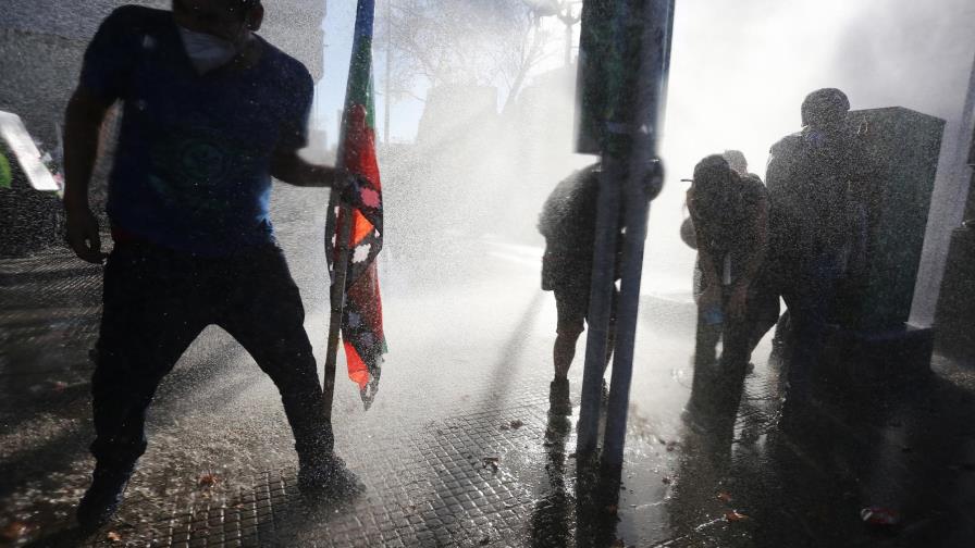 Hospitalizan de urgencia a mujer que quedó ciega durante protestas en Chile