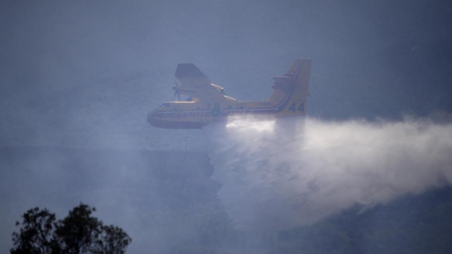 Vientos y temperaturas ayudan a combatir incendio en Francia