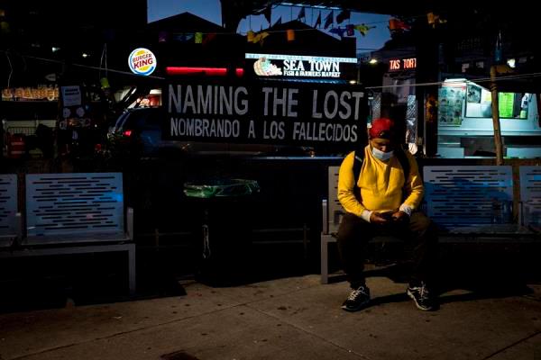 Se celebra una vigilia en honor a las víctimas del coronavirus en Corona Plaza en Queens, Nueva York, Estados Unidos, el 21 de mayo de 2020. 