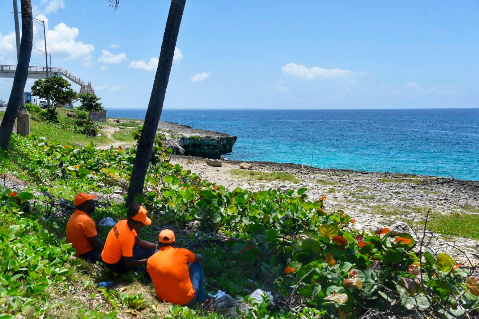 El director provincial de la Defensa Civil, Clemencio Aquino, dijo que tienen desplegadas 20 personas en la zona.