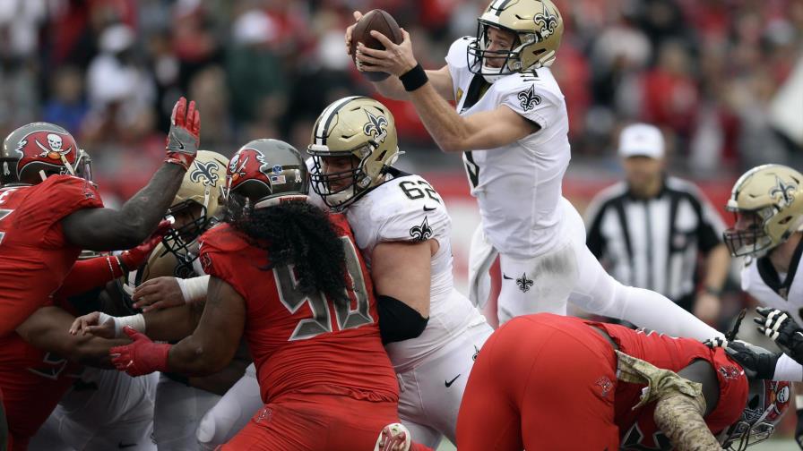 Brees lanza para 3 anotaciones; Saints derrotan a Bucs Brees lanza para 3 anotaciones; Saints derrotan a Bucs