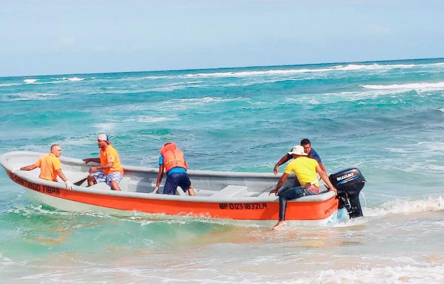 Mantienen búsqueda de diez personas de 41 que naufragaron en costas de Miches