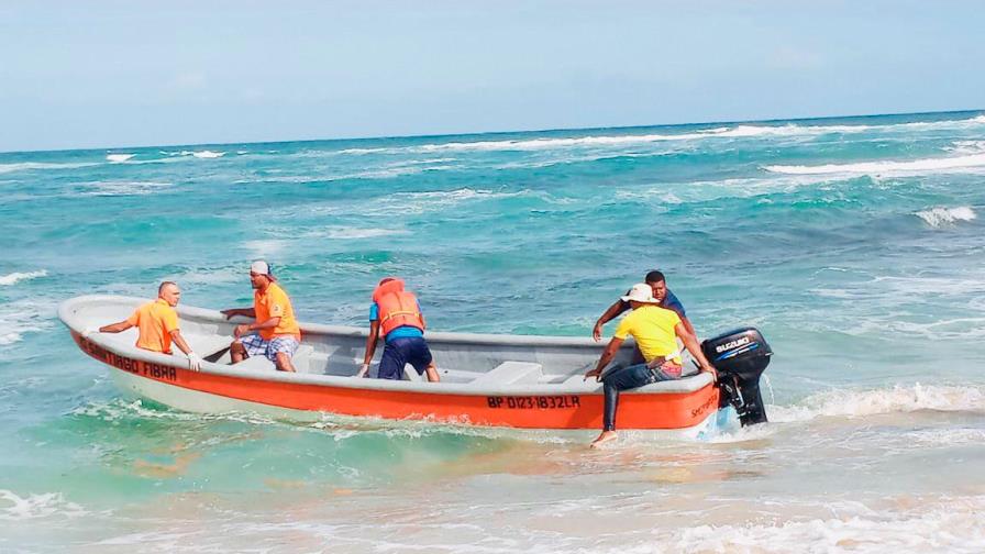 Mantienen búsqueda de diez personas de 41 que naufragaron en costas de Miches
