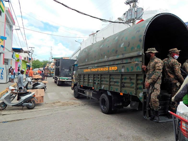 Militares recorren Santa Cruz de Barahona exhortando a ciudadanos a quedarse en sus residencias