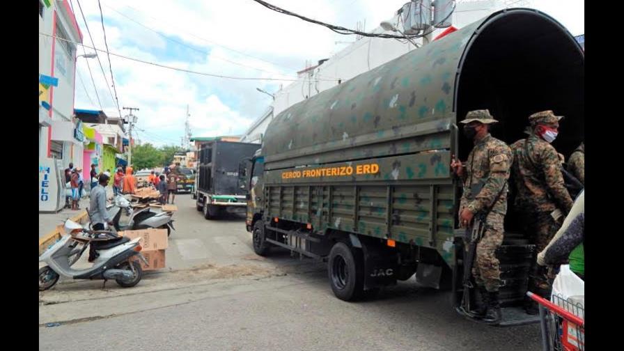 Militares recorren Santa Cruz de Barahona exhortando a ciudadanos a quedarse en sus residencias