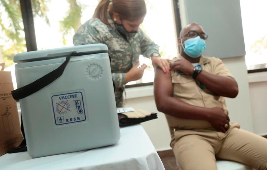 Comienza vacunación a más de 58,000 miembros de las Fuerzas Armadas 