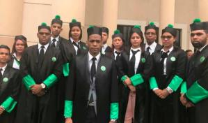 Defensores públicos dejan la vestimenta verde y pasan a llevar toga de abogados