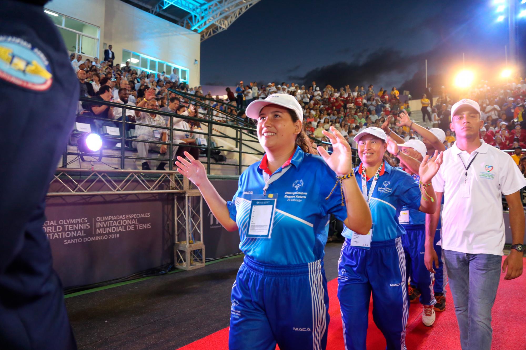 La representación de El Salvador también se hace presente en la ceremonia de apertura del Invitacional Mundial de Tenis de Olimpiadas Especiales el domingo 11 de noviembre en el centro de tenis del Parque del Este.