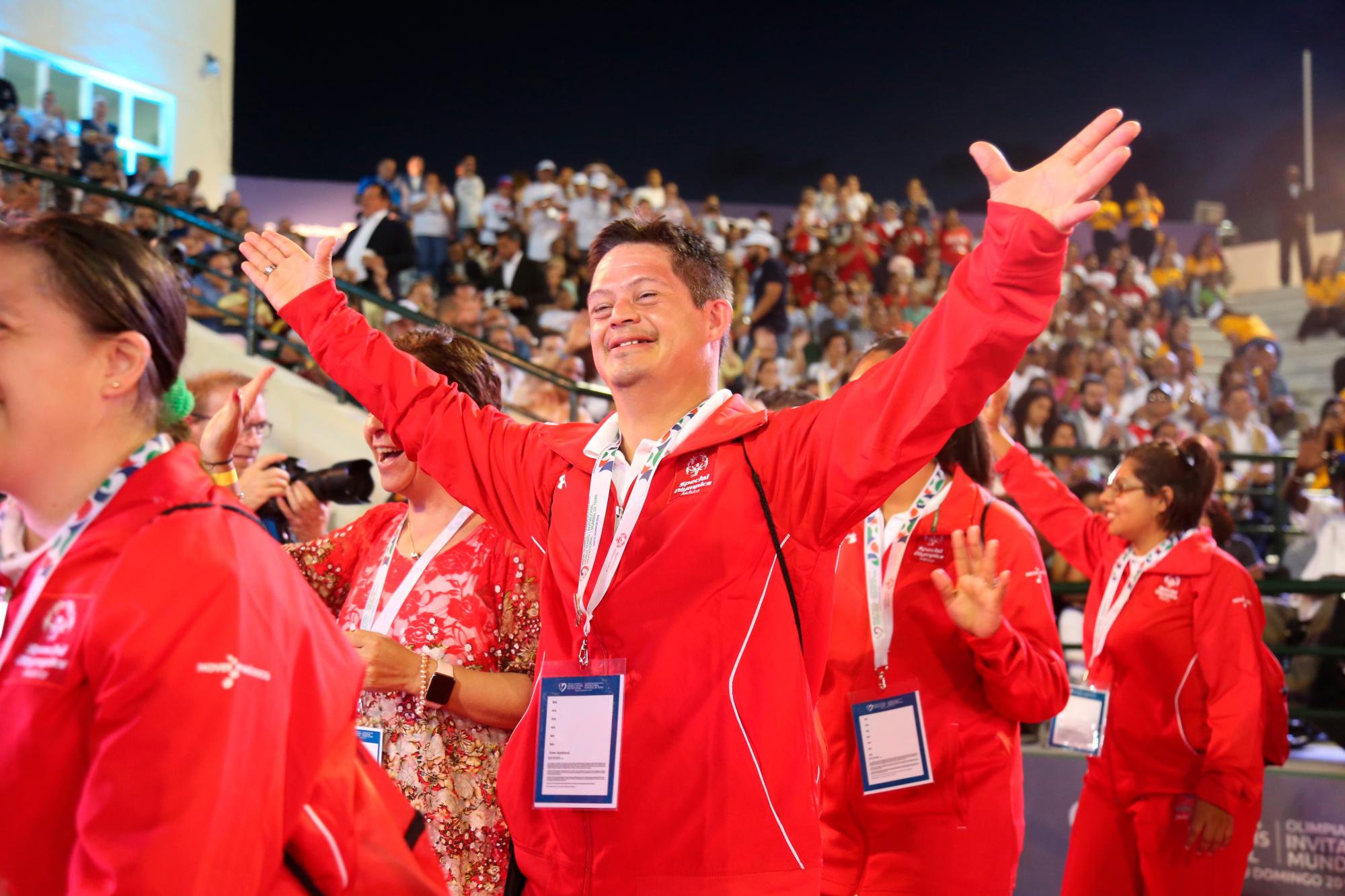 Sonriente se muestra la delegación de México en la ceremonia de apertura del Invitacional Mundial de Tenis de Olimpiadas Especiales el domingo 11 de noviembre en el centro de tenis del Parque del Este.